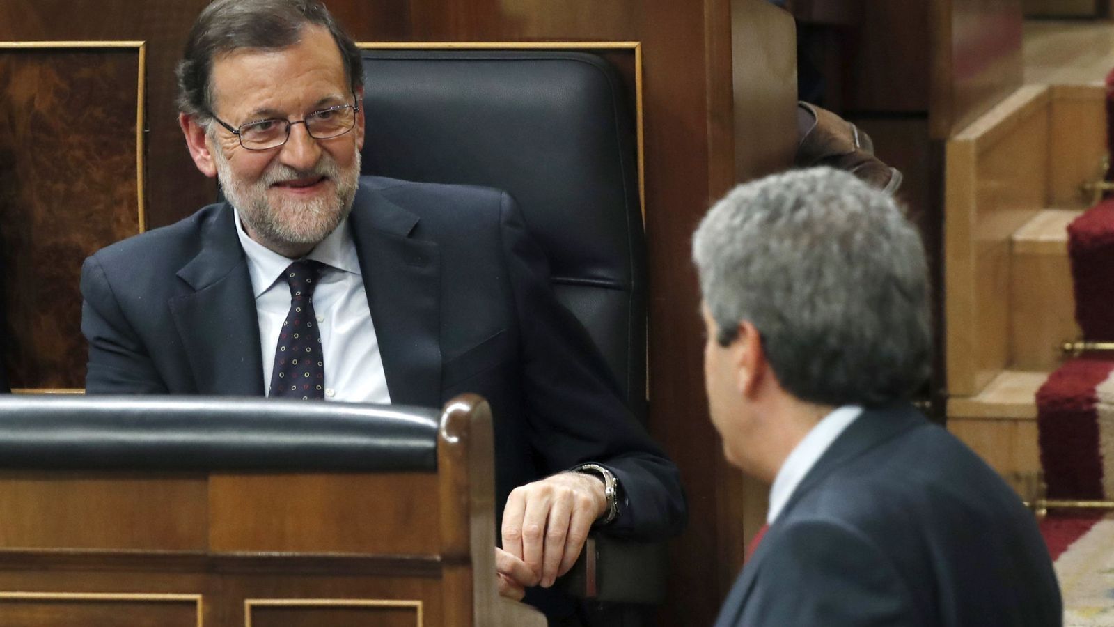 Foto: El portavoz de CDC en el Congreso de los Diputados, Francesc Homs (d), pasa ante el presidente del Gobierno en funciones, Mariano Rajoy. (EFE)