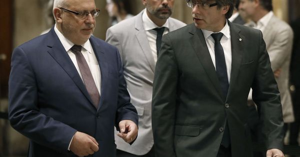 Foto: El presidente de la Generalitat, Carles Puigdemont, junto al exconseller de Empresa y Conocimiento, Jordi Baiget (i), poco antes de la toma de posesión de su sustituto Santi Vila (c). (EFE)