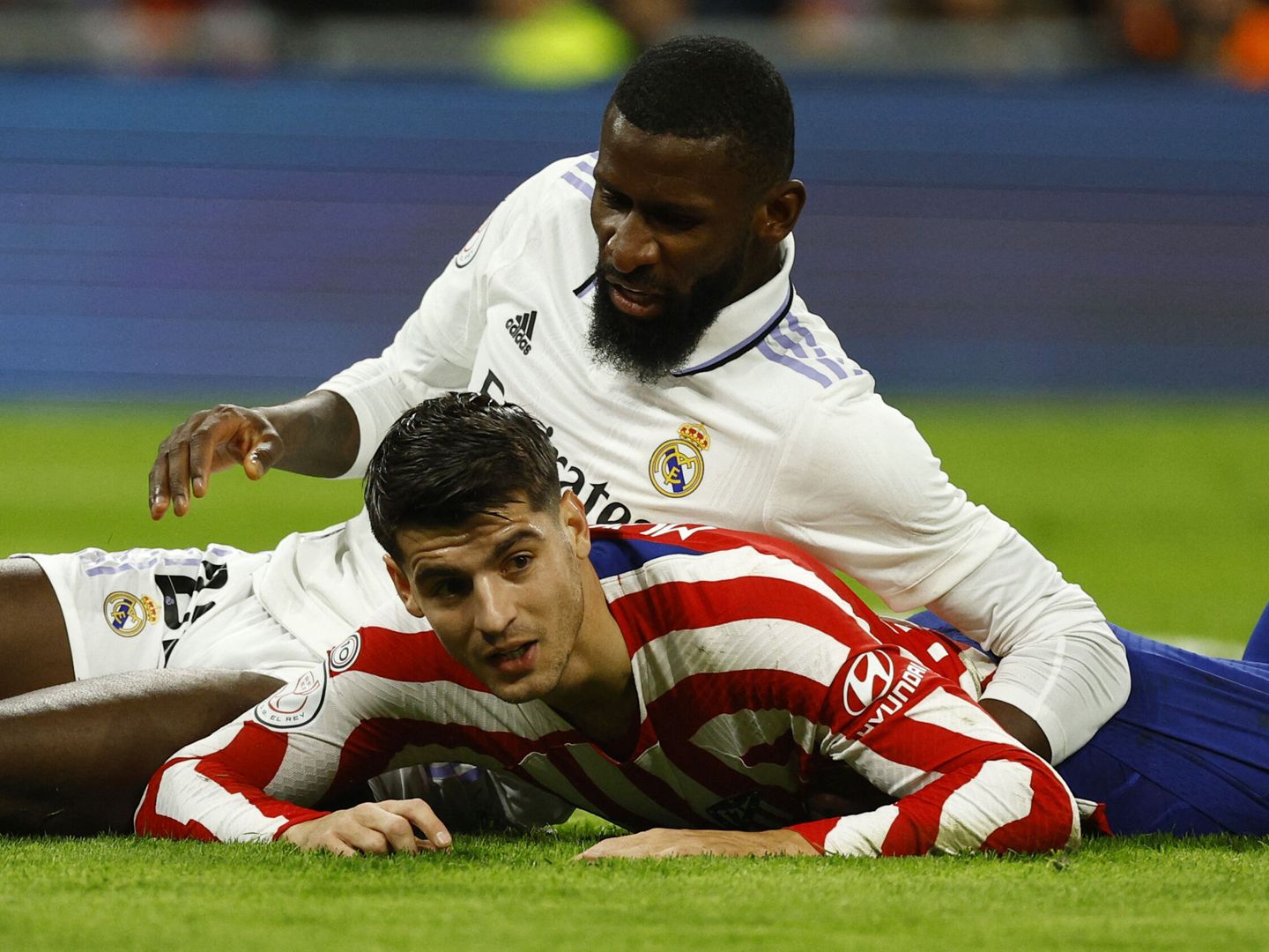 Rüdiger cae encima de Morata en un derbi disputado en el Bernabéu. (REUTERS Susana Vera)