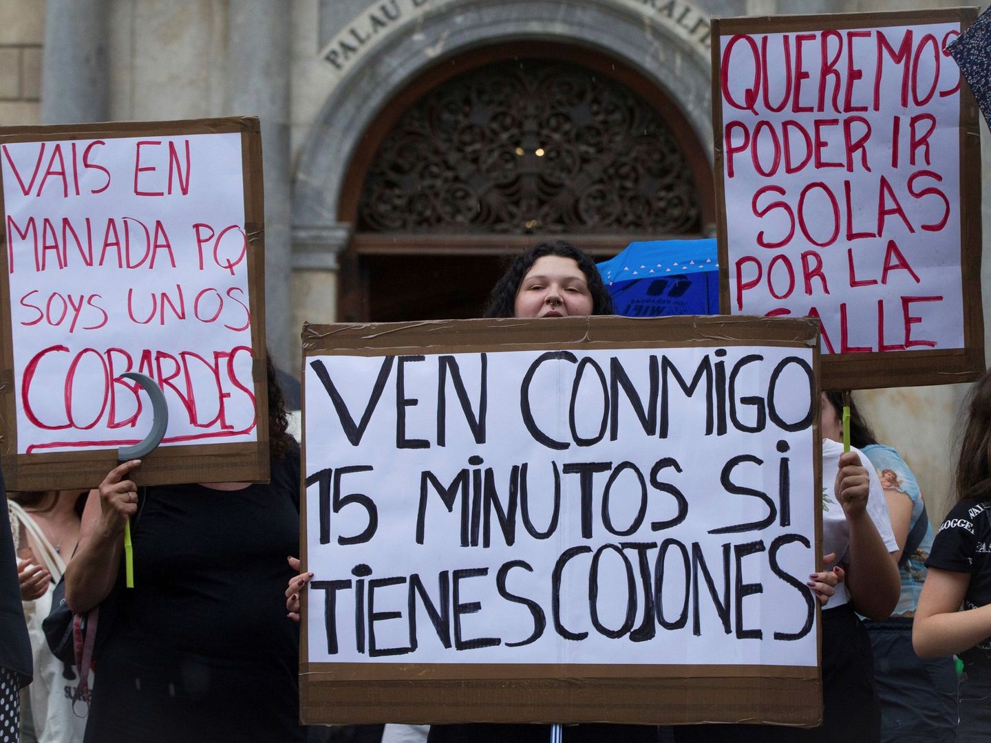 Varias mujeres portan pancartas durante la concentración en la plaza de Sant Jaume de Barcelona para apoyar a la menor. (Efe)