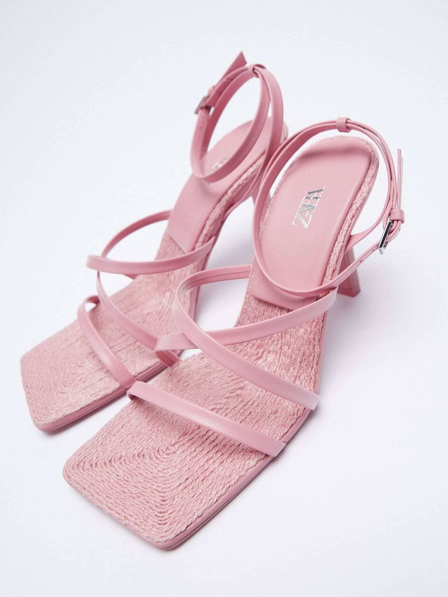 El equipo de diseño de Zara supera y unas sandalias de suela de yute