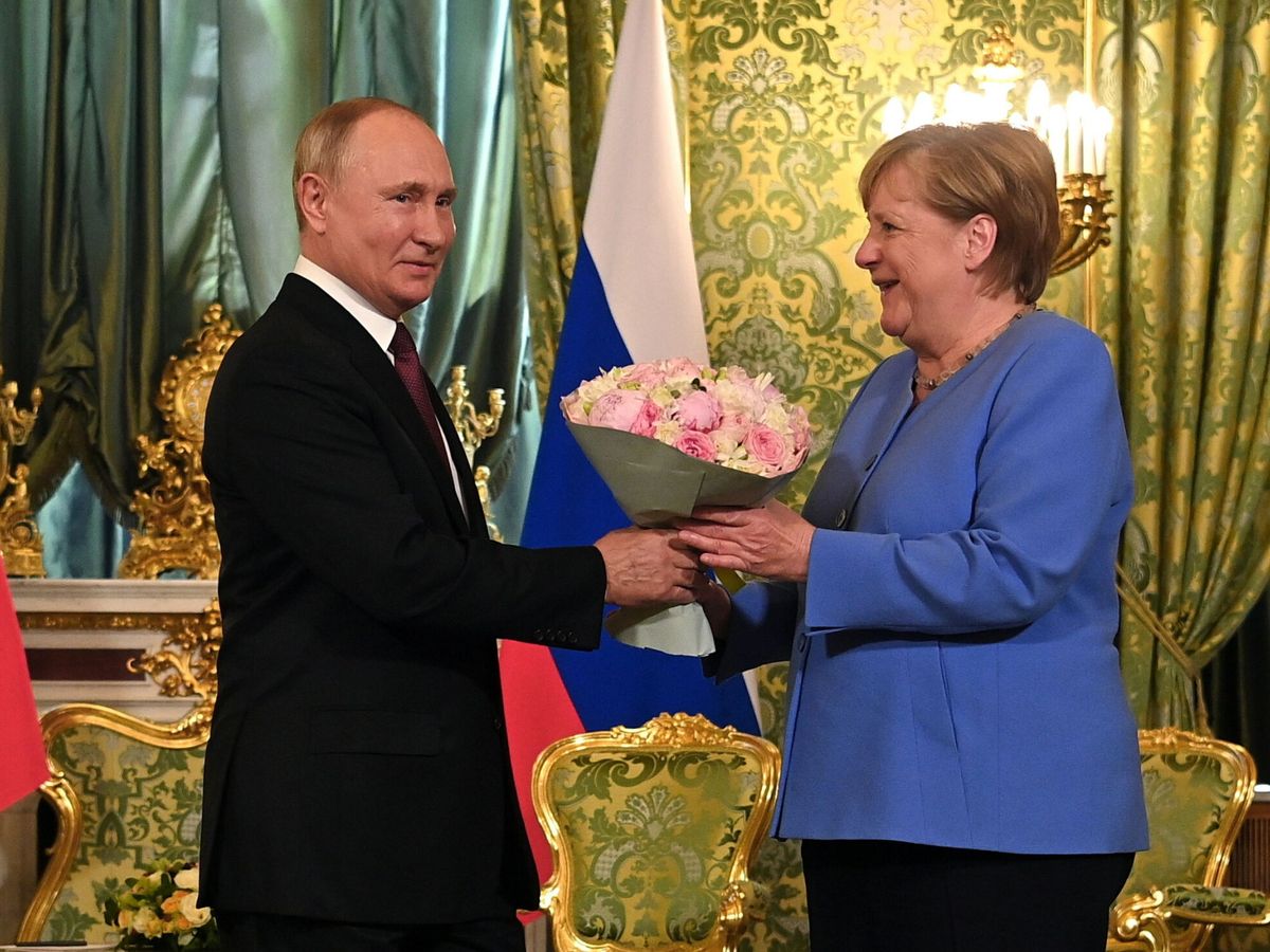 Foto: El presidente ruso, Vladímir Putin, entrega flores a la entonces canciller alemana, Angela Merkel, durante su última reunión en Moscú. (EFE/EPA/Pool/Kremlin)