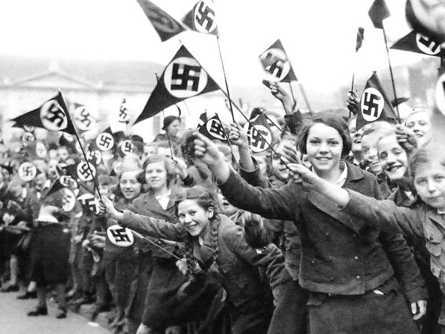 Niñas festejando en Viena el paso de las autoridades nazis tras la anexión de Austria por la Alemania de Hitler.
