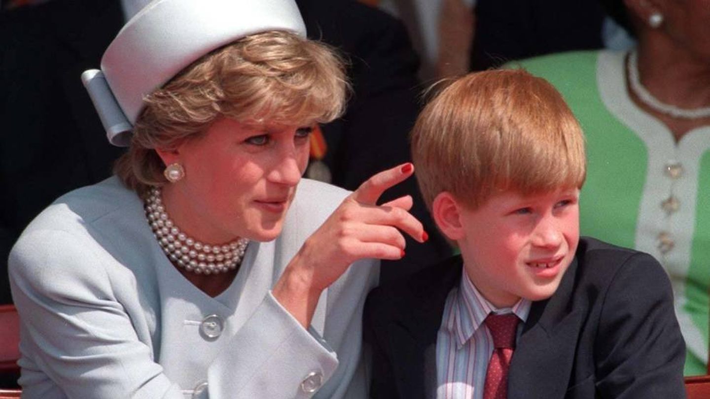 Diana se atrevió a lucir las uñas pintadas de rojo, rompiendo con el protocolo. (Cordon Press)