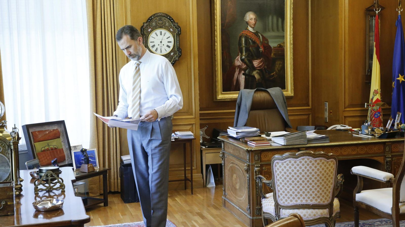 Foto: Fotografía facilitada por la Casa del Rey que muestra a Felipe VI trabajando en su despacho. (EFE)