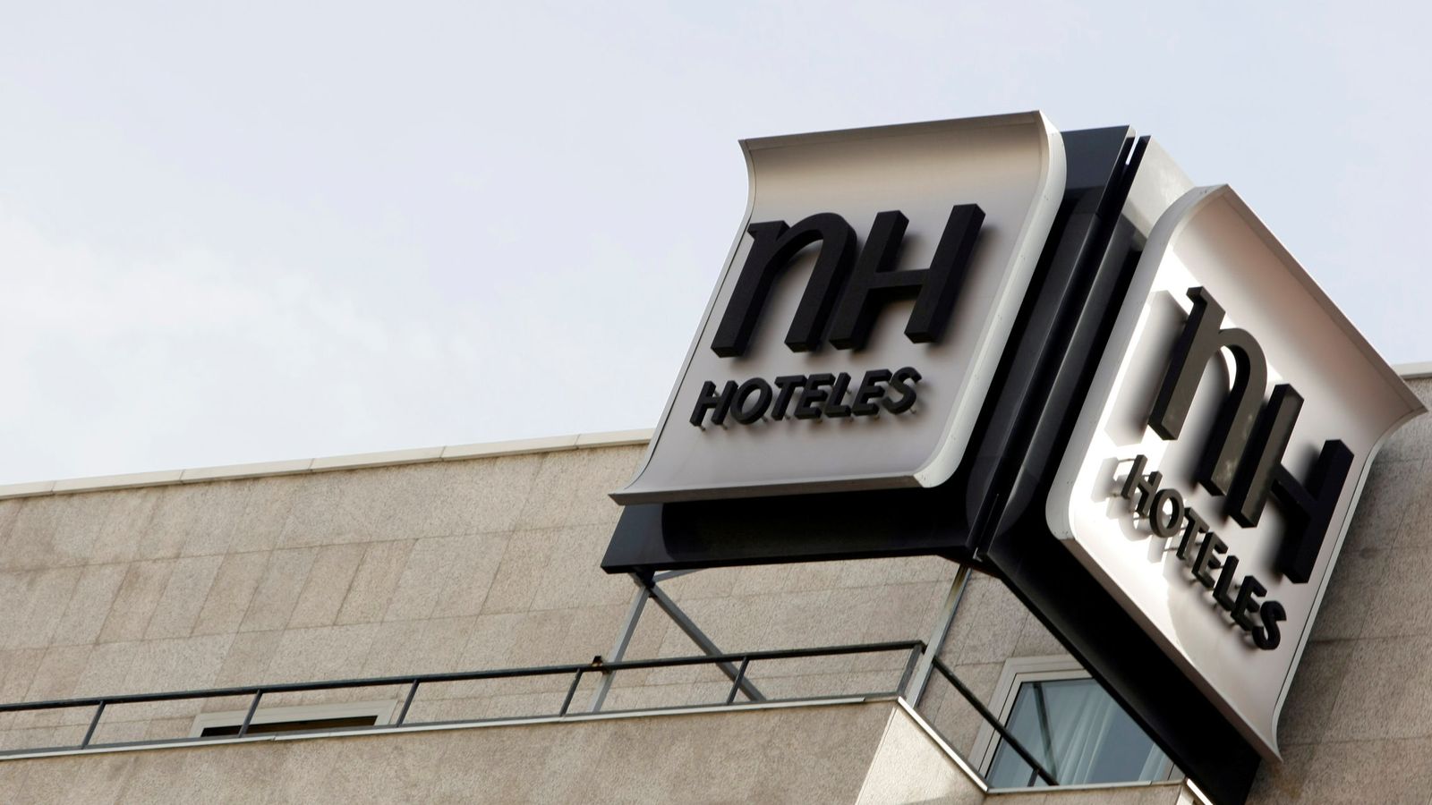 Foto: Logo de NH Hoteles en uno de sus establecimientos en Madrid. (Reuters)