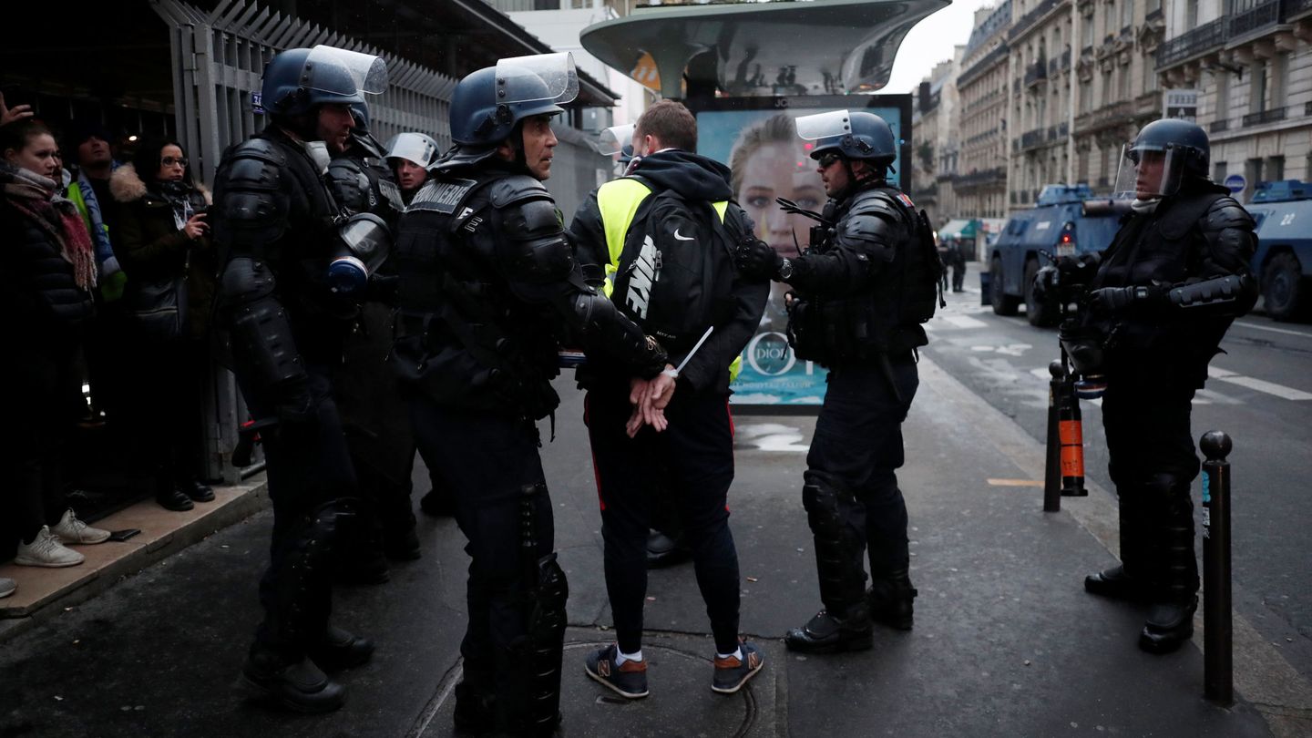 Agentes detienen a un manifestante durante la protesta de los chalecos amarillos en París. (Reuters)
