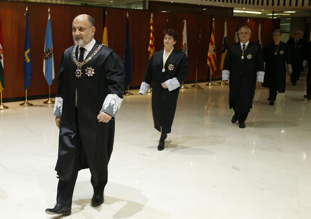 Foto: Francisco Pérez de los Cobos (i), presidente del Tribunal Constitucional (EFE)