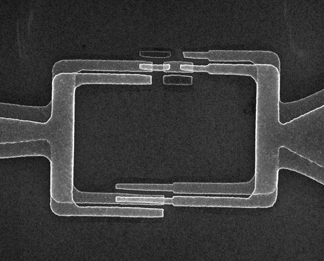 Imagen de un 'qubit' de flujo: un circuito micrométrico formado por metales superconductores (Fuente: Qilimanjaro I José Ignacio Latorre)
