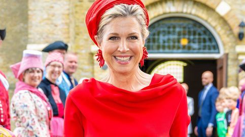 Máxima de Holanda, la mujer de rojo en una exposición: vestido que marca cintura, tocado turbante y tacones bicolor 