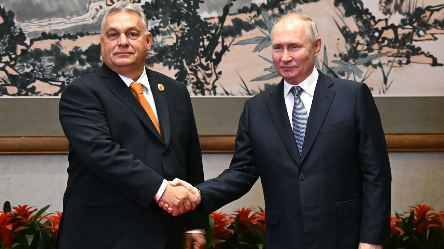 Apretón de manos entre Viktor Orbán y Vladímir Putin en Pekín. (EFE)