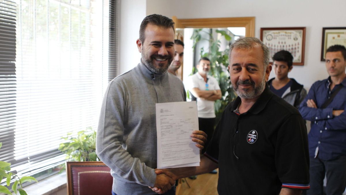 El refugiado sirio que fue zancadilleado firma su contrato en Getafe