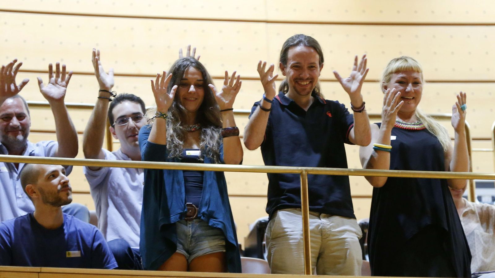 Foto: Pablo Iglesias, junto a varios de sus colaboradores, tras la toma de posesión de la senadora de esta formación por la Comunidad Valenciana, Pilar Lima. (EFE)