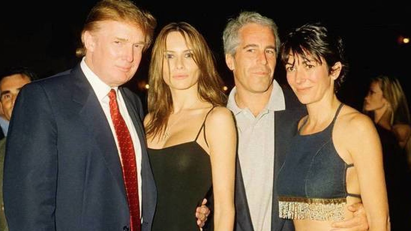 Donald Trump, Melania Trump, Jeffrey Epstein y Ghislaine Maxwell (a la derecha), en una foto de archivo. (Netflix)