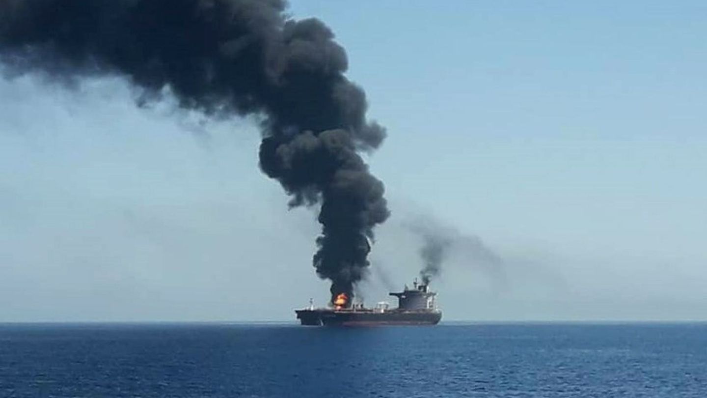 El buque petrolero noruego Front Altair, este jueves en el golfo de Omán (Omán). (EFE)