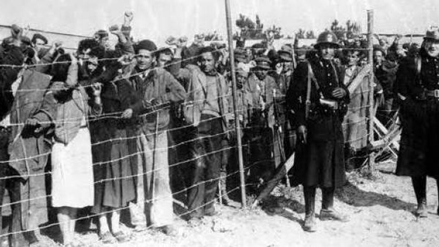 Refugiados españoles en el campo de internamiento de Argelès-Sur-Mer, Francia.