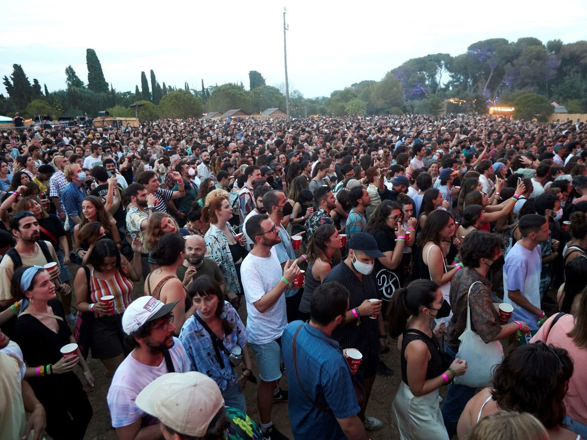 Foto:  Asistentes a la última jornada del Vida'21, el primer festival multitudinario que se celebra en España tras la pandemia. (EFE) 