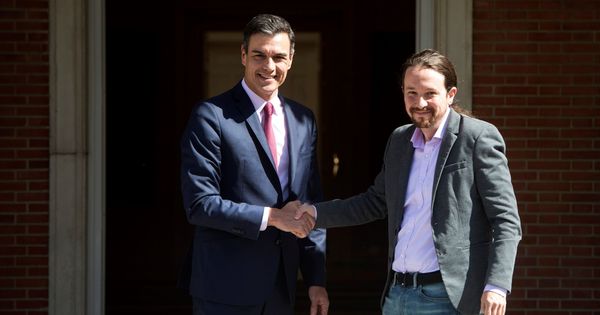 Foto:  El presidente del Gobierno en funciones, Pedro Sánchez (i), recibe al líder de Podemos, Pablo Iglesias, el pasado 7 de mayo. (EFE)