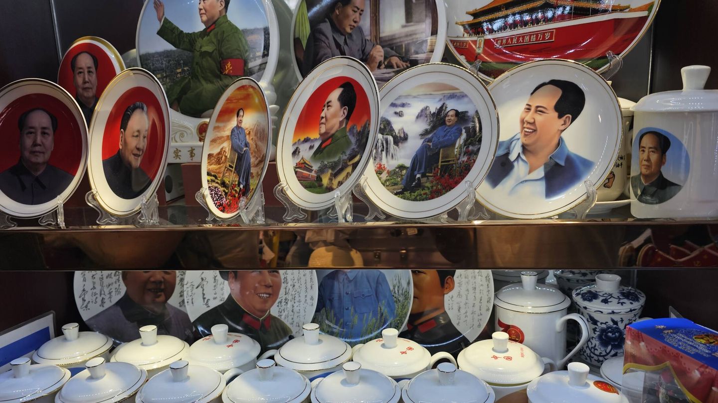 Objetos con la imagen de Mao, en una tienda de suvenires. (J.B)