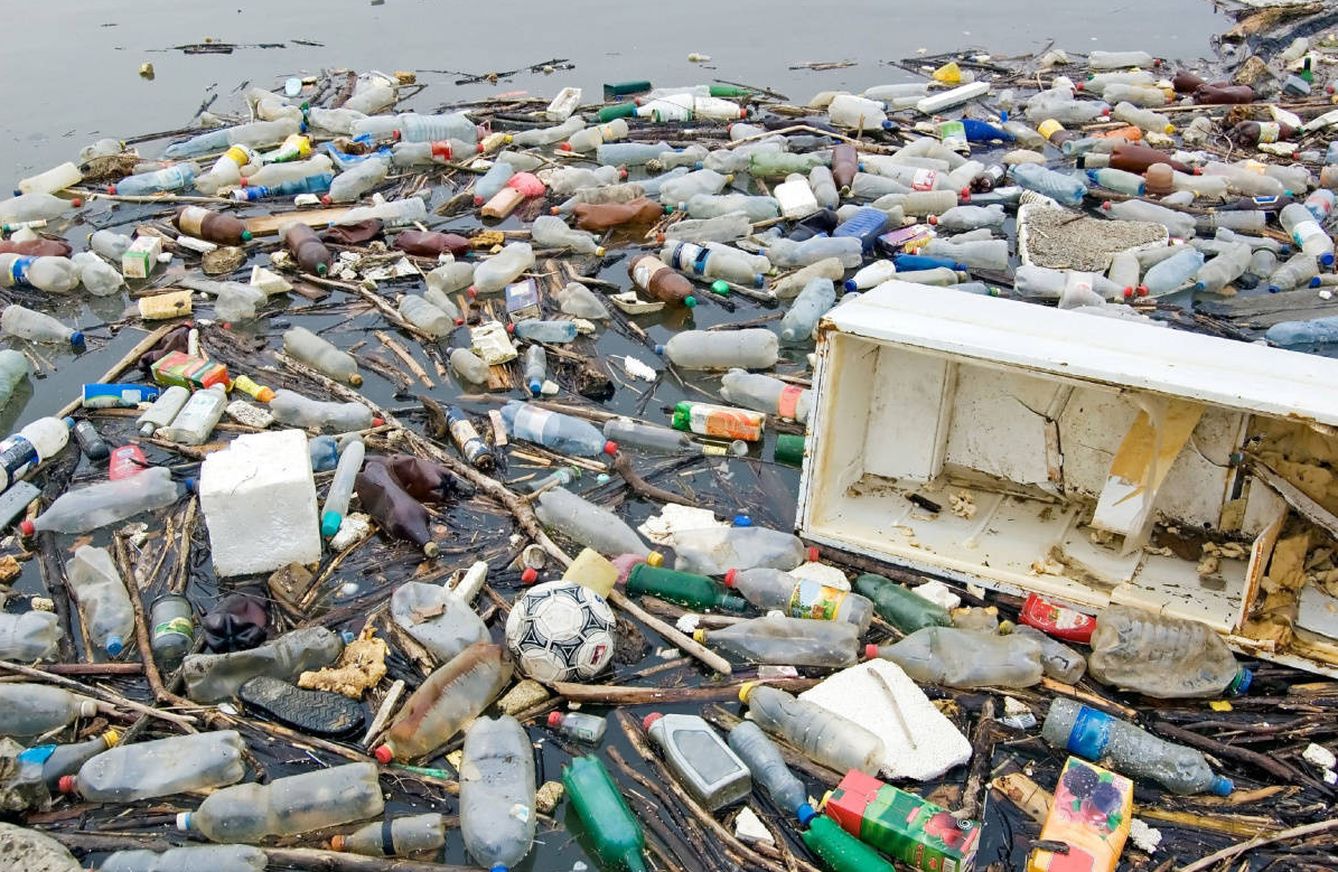 Cada vez más empresas recurren al plástico oceánico para fabricar sus prendas (EFE) 