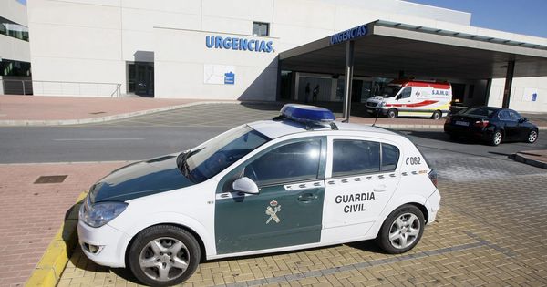 Foto: Imagen de archivo de un coche de la Guardia Civil en el hospital de Torrevieja. (EFE)