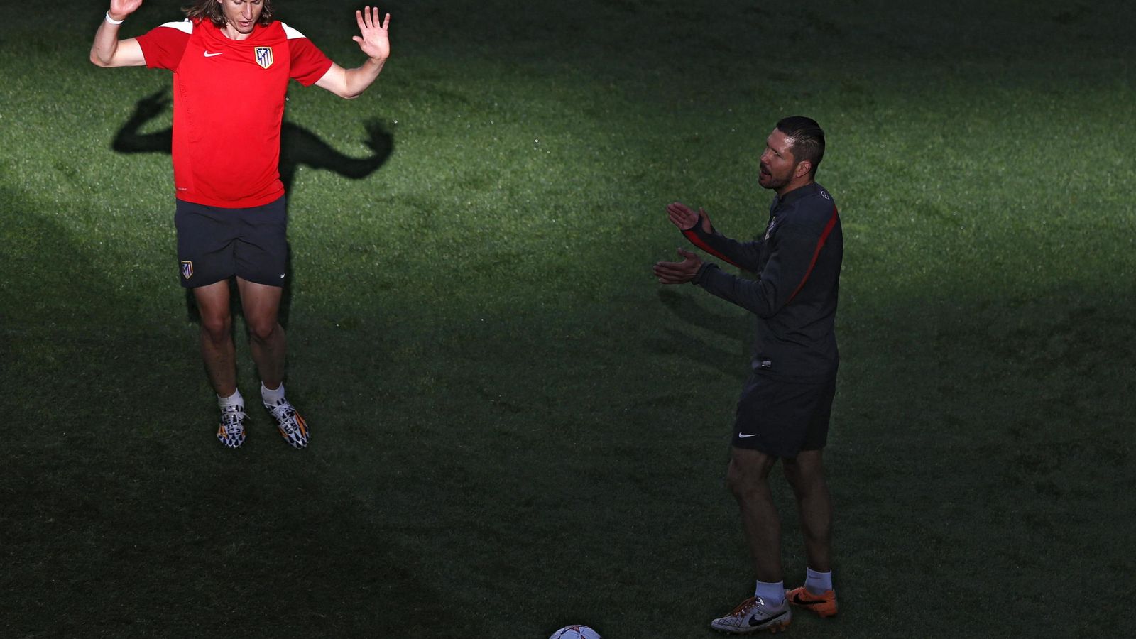 Foto: Filipe Luis y Simeone, durante un entrenamiento del Atlético de Madrid (EFE)