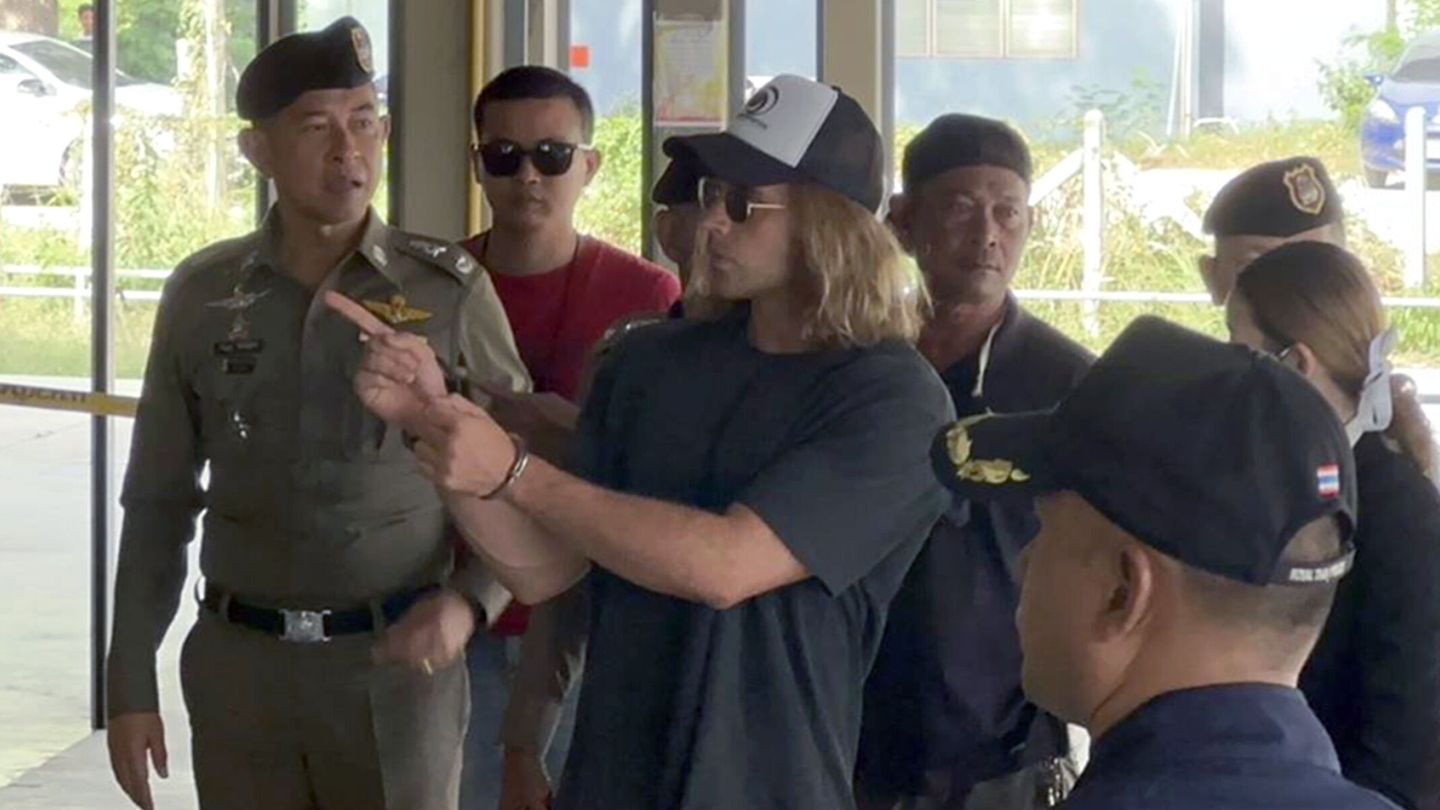 Daniel Sancho, acompañado por las autoridades de Koh Phangan en un momento de la reconstrucción del crimen llevado a cabo. (EFE) 