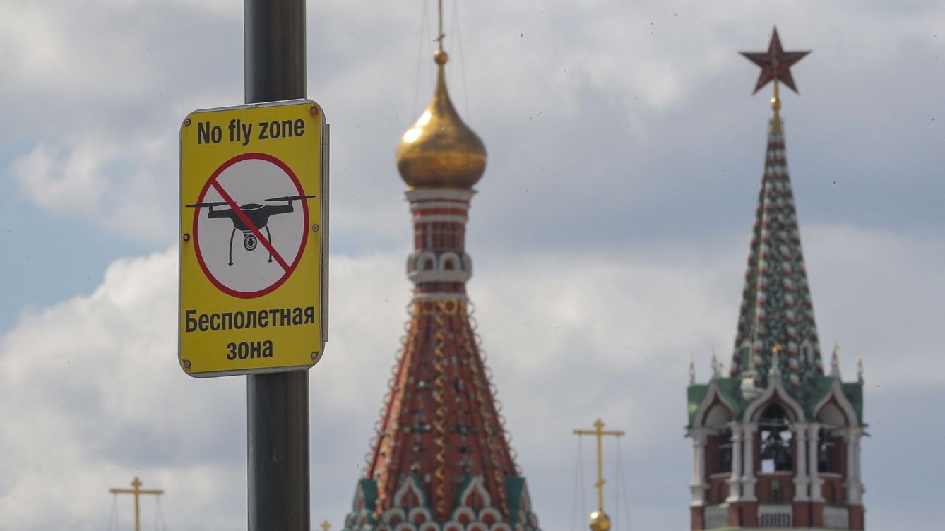 Foto: Un cartel de restricciones a los drones en la plaza Roja de Moscú. (EFE/EPA/Maxim Shipenkov)