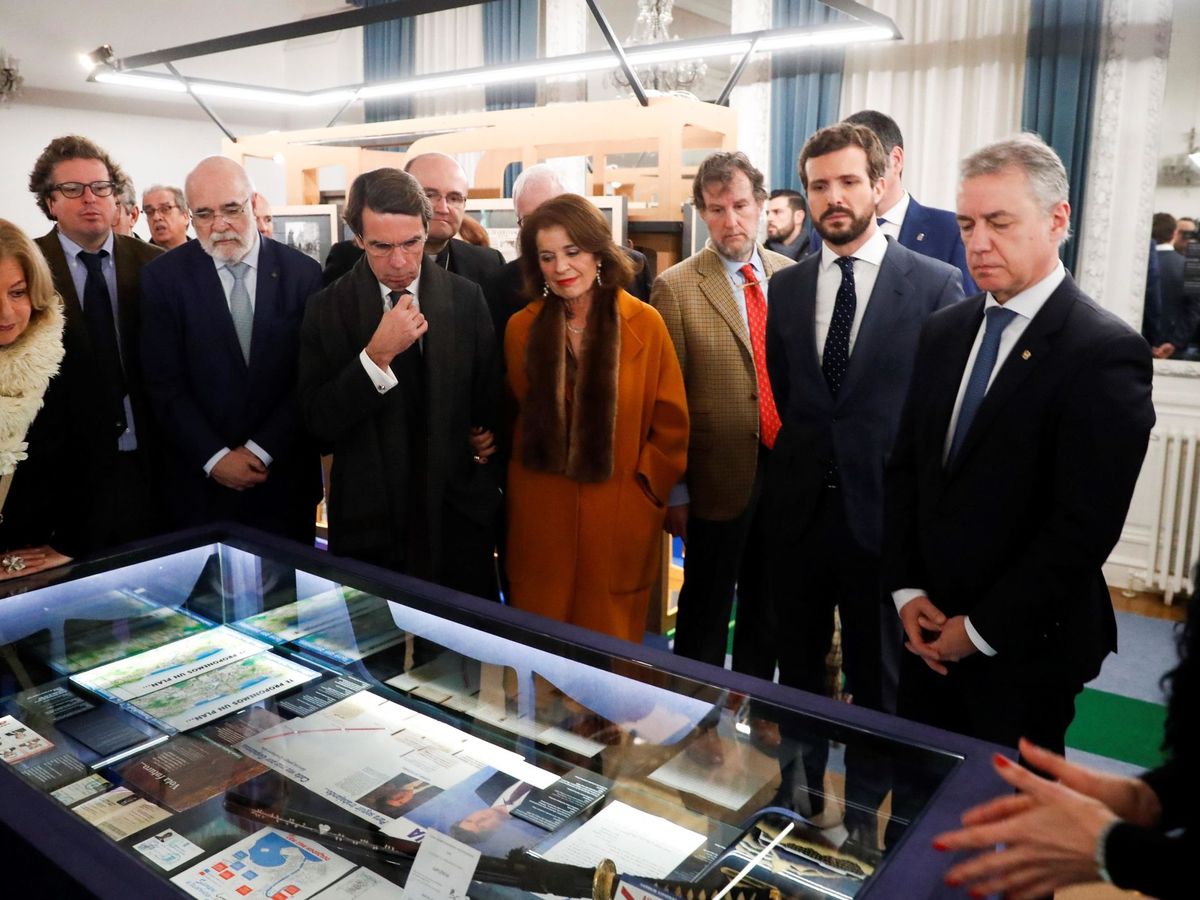 Foto: Iribar (derecha) da cuenta del contenido de la exposición ante Urkullu, Casado y Aznar, entre otros, este jueves en el Palacio Miramar de San Sebastián. (EFE)