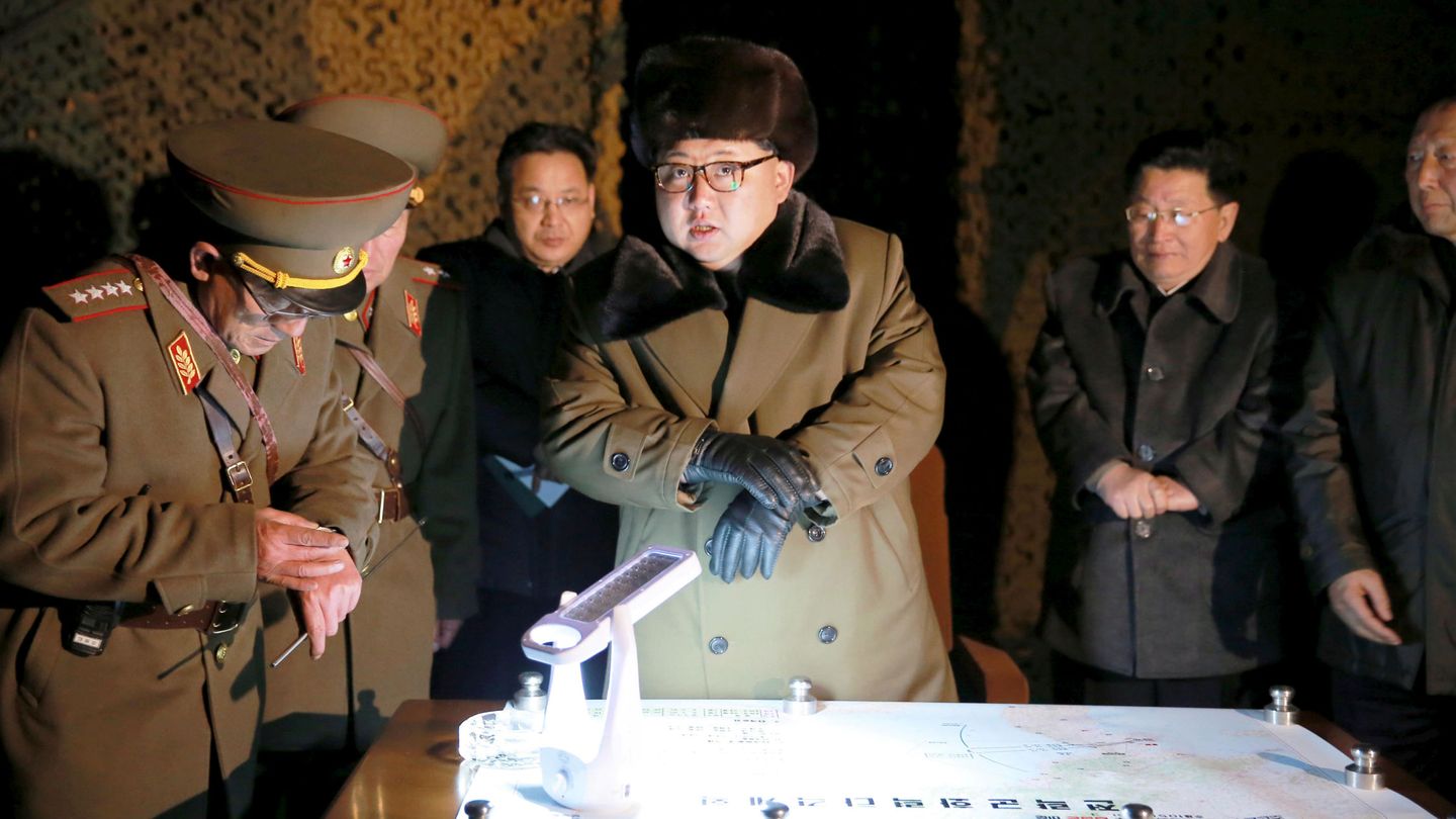 Kim Jong Un, durante el lanzamiento de una de las pruebas de sus misiles balísticos. (Reuters)