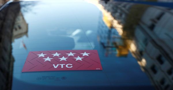Foto: Trasera de un vehículo con licencia VTC en la Comunidad de Madrid. (EFE)