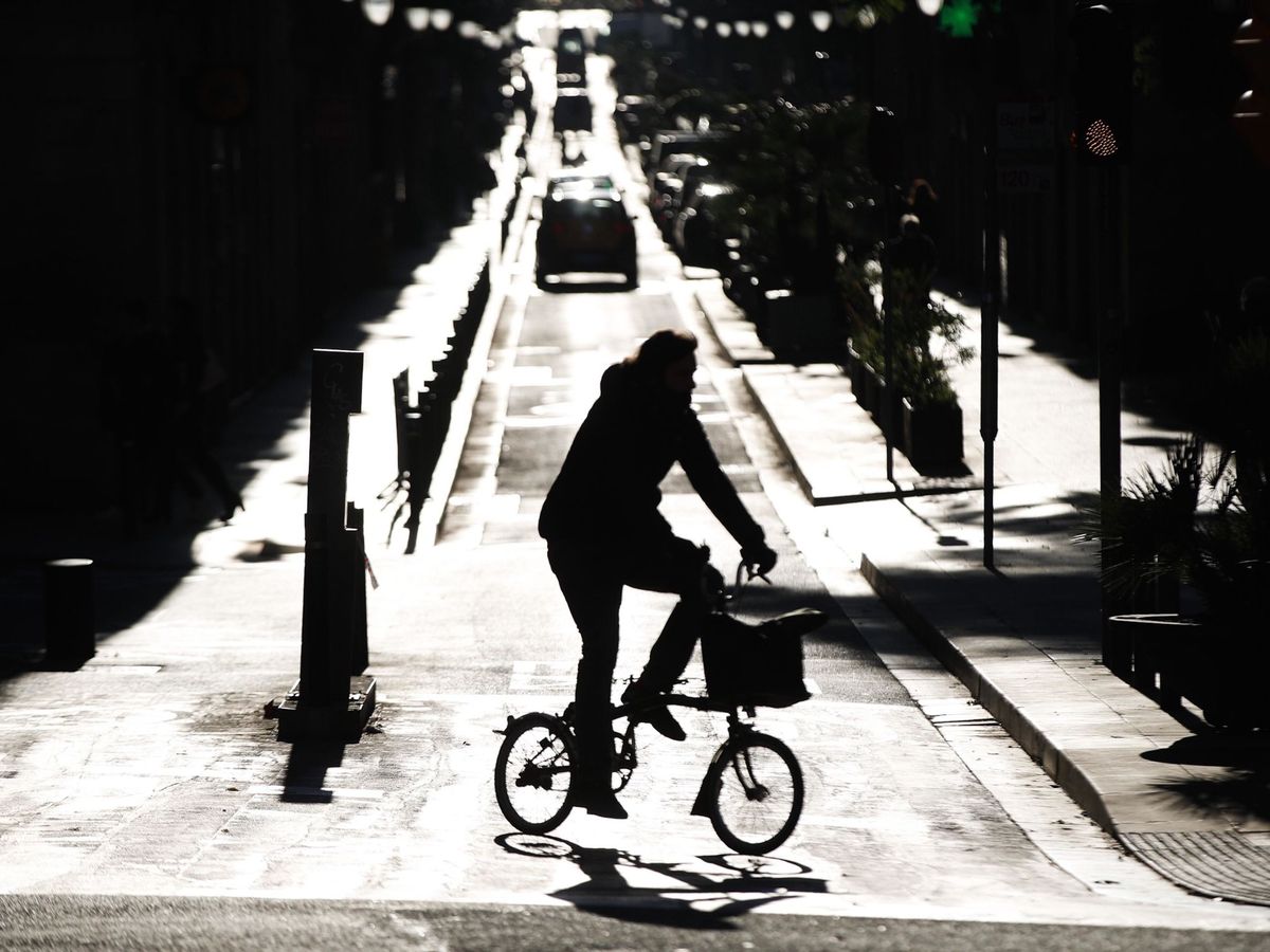 Foto: Un ciclista por el centro de Barcelona. (EFE/Alejandro García)