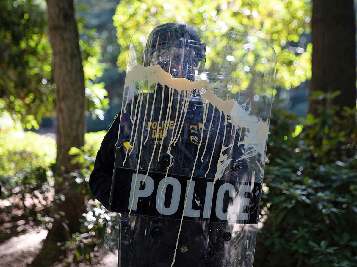 Foto: Un agente de policía de Portland, durante unas protestas el pasado agosto. (Reuters)