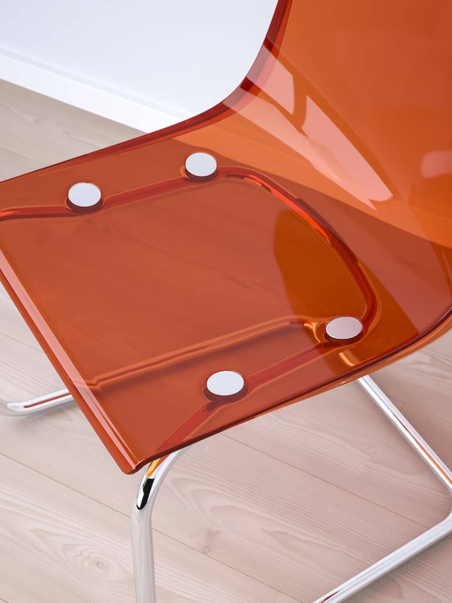 Una silla transparente, en color rojo y con un diseño actual. (Cortesía/Ikea)