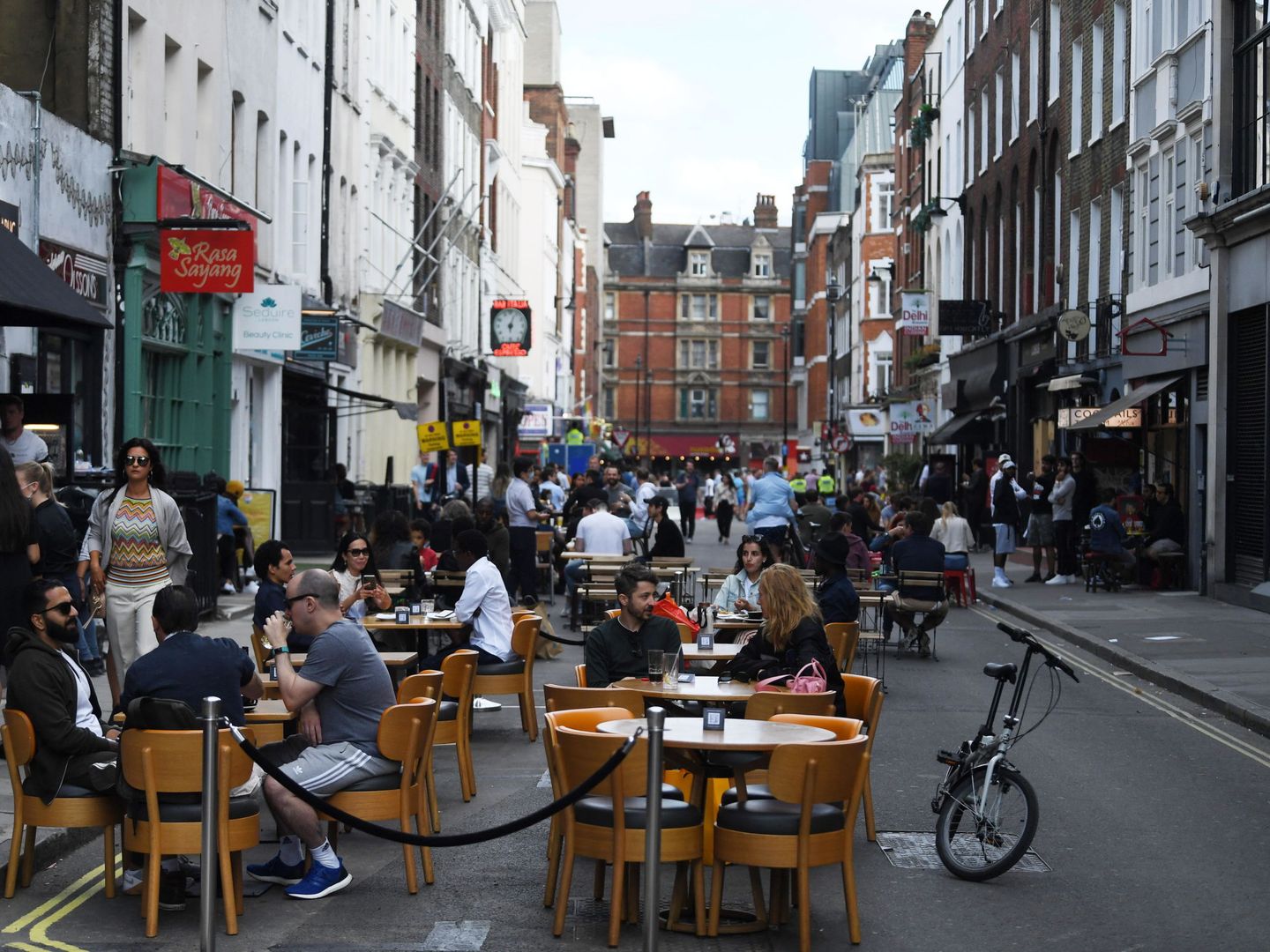 Restaurantes ponen terrazas en las calles en Londres. (EFE)