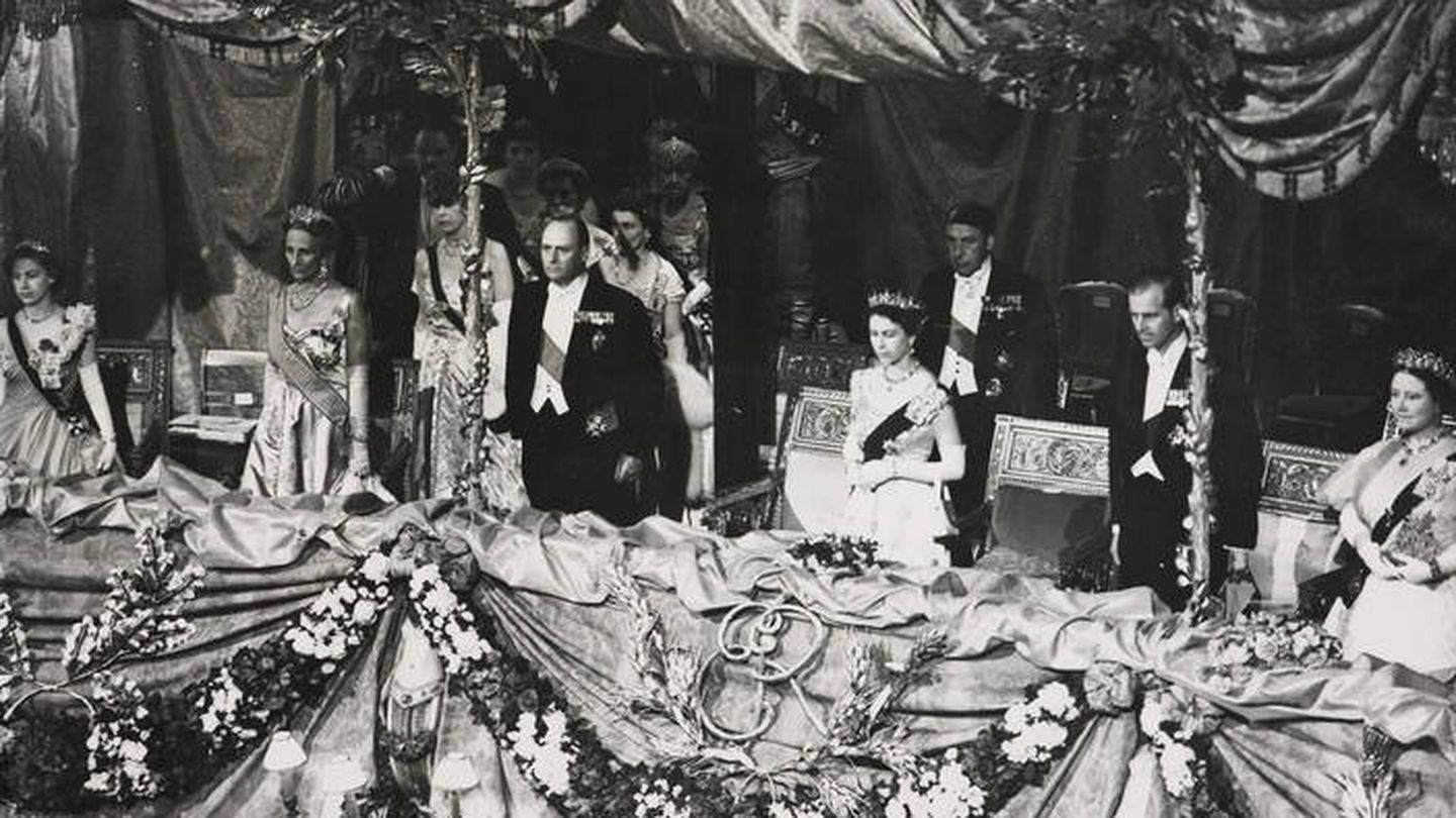 Isabel II y Felipe de Edimburgo en el estreno de 'Gloriana' en 1953. (The Royal Collection Trust)