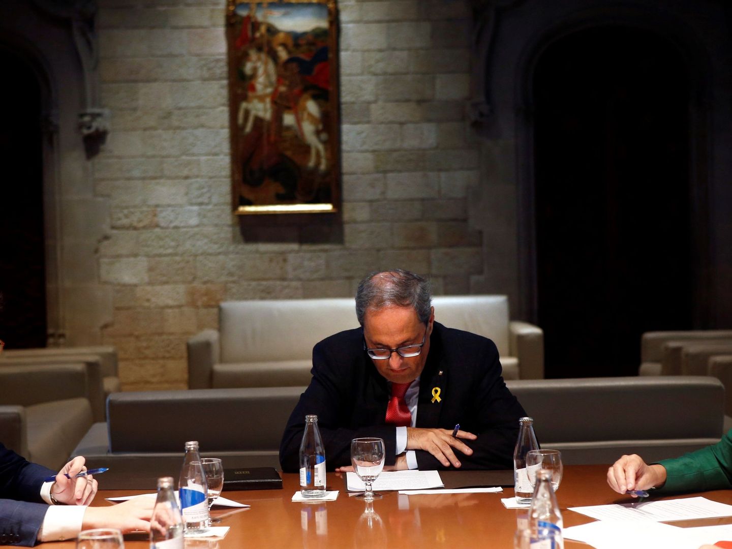 Torra, durante la reunión que ha mantenido con su vicepresidente, Pere Aragonés y varios alcaldes. (EFE)
