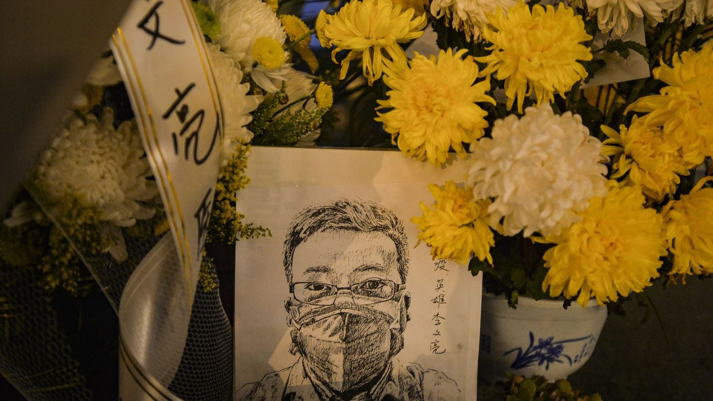 Retrato en homenaje al médico Li Wenliang fallecido. Foto: Reuters