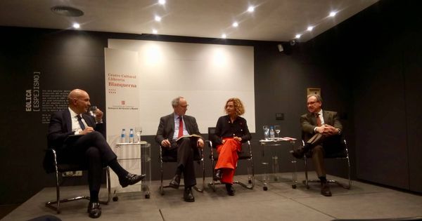 Foto: El politólogo Gabriel Colomé (2i), con Meritxell Batet y los periodistas Nacho Cardero y Josep Cuní (d), este 3 de abril en Blanquerna (Madrid). (Eli Guardino | PSC)