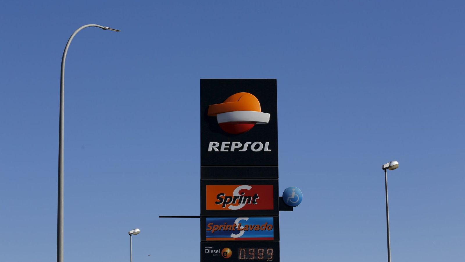 Foto: Gasolinera de la compañía Repsol en Sevilla. (Reuters)