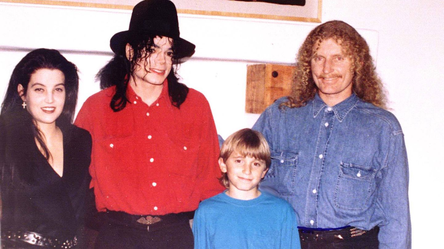 Lisa Marie, Michael y unos fans, en 1994. (Getty)