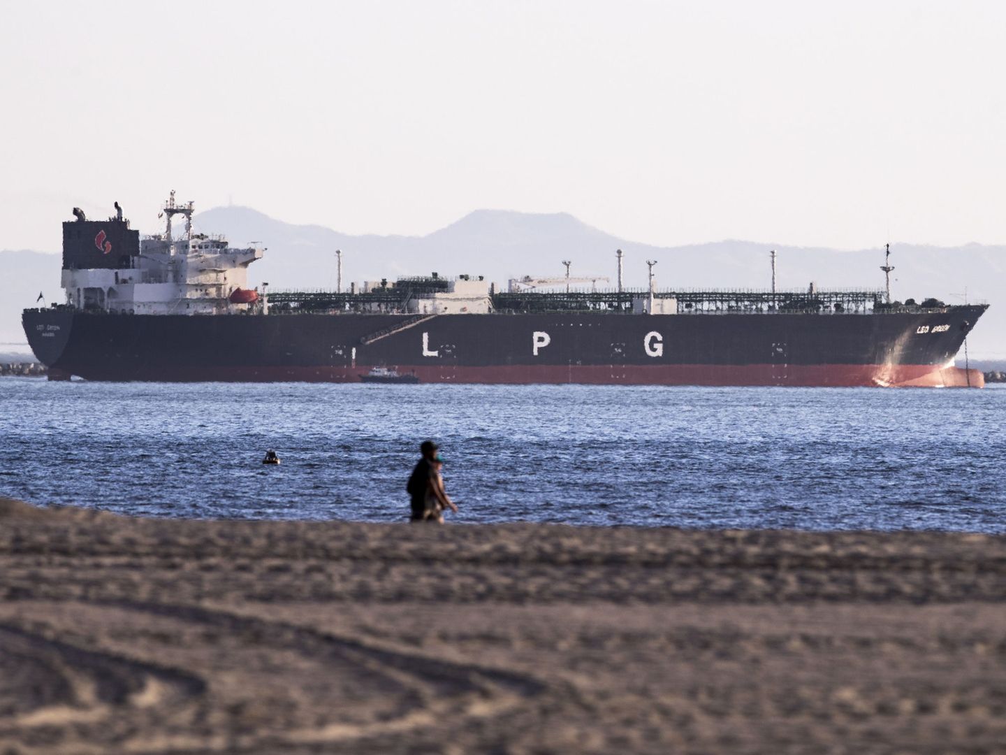 Un petrolero, anclado en California. (Reuters)