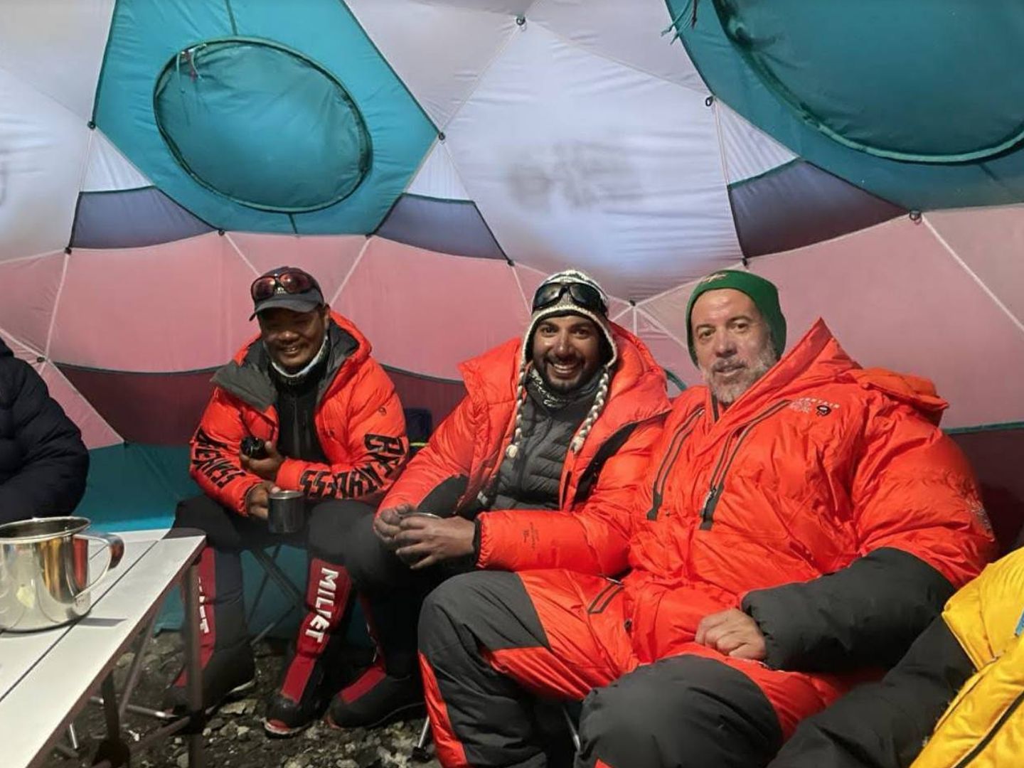 Martin Migueles con el príncipe de Bahréin en el campo base del Everest