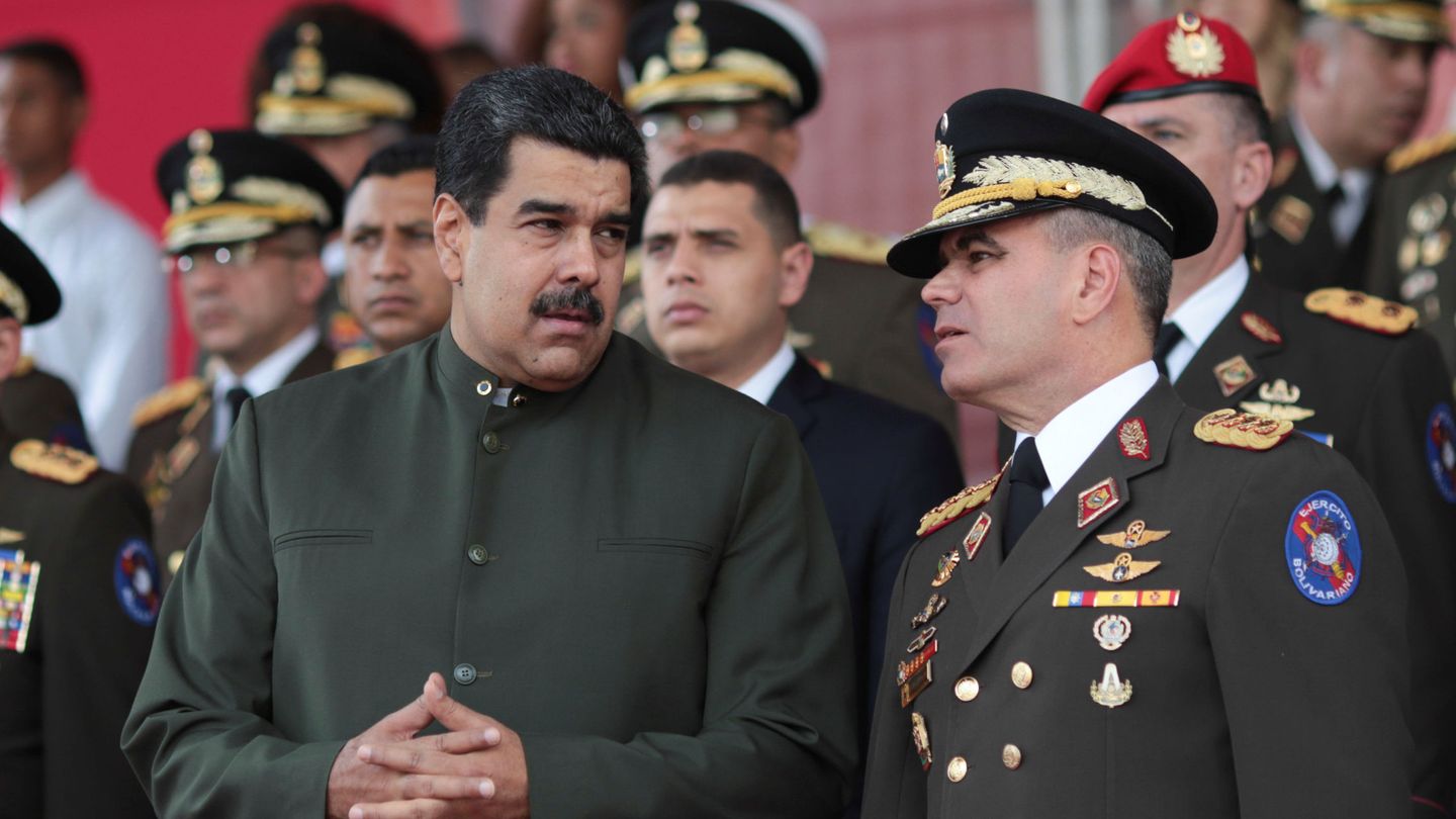 El Ministro de Defensa Vladimir Padrino López con Nicolás Maduro durante un desfile en Caracas, el 23 de junio de 2017. (Reuters)