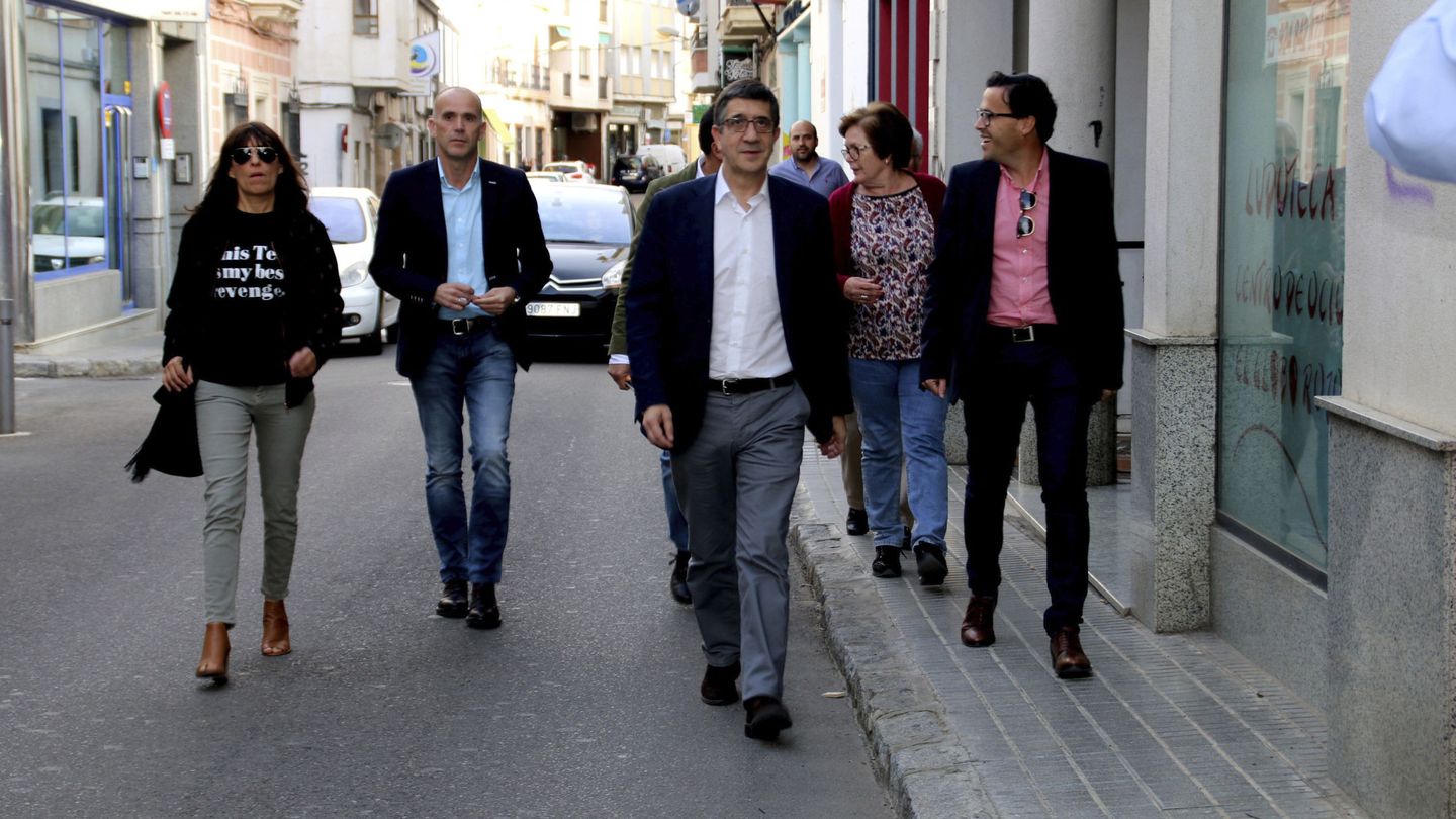 Patxi López, este 21 de abril a su llegada a un encuentro con militantes en Villanueva de la Serena, Badajoz. (EFE)