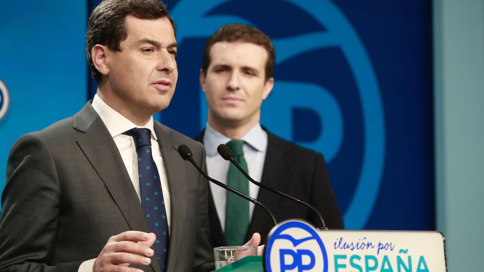 Foto: El presidente del PP, Pablo Casado (d), junto al presidente de la Junta, Juanma Moreno. (EFE)
