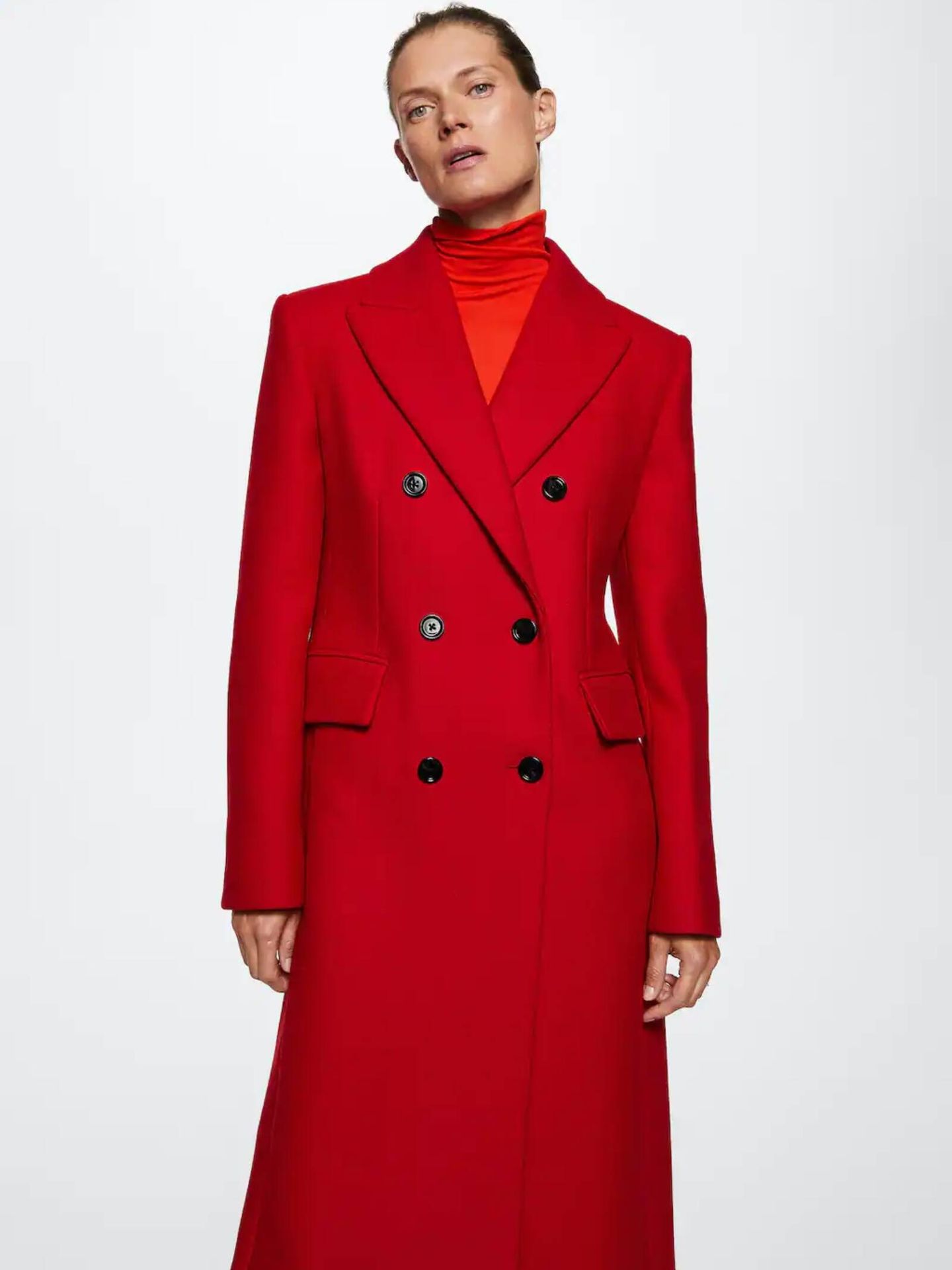 Amor a primera vista por este abrigo de Mango en color rojo. (Cortesía)