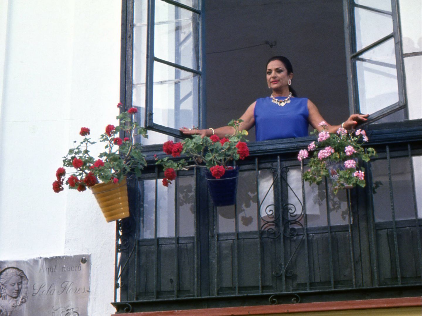Lola, en el balcón de su casa de Jerez. (Cortesía)