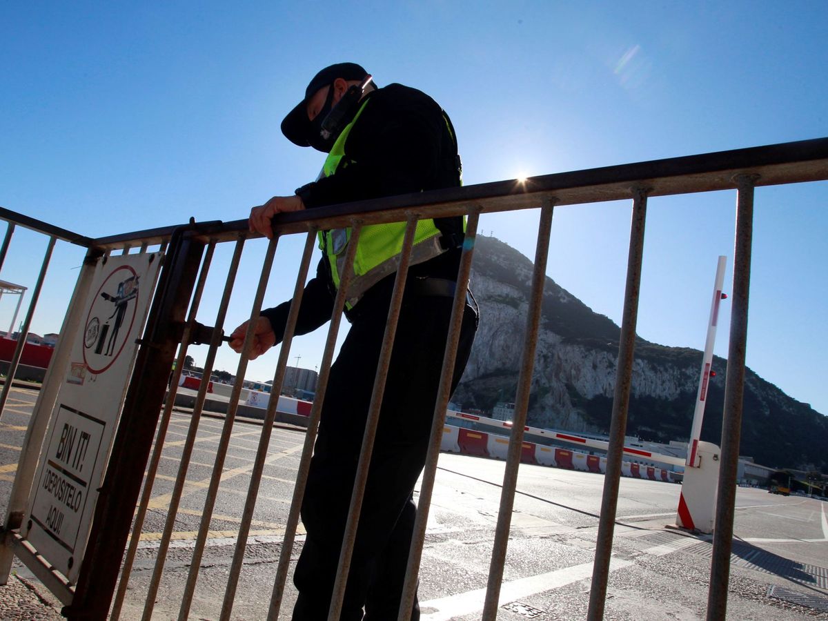 Foto: Un agente de la policía de Gibraltar cierra la cancela que da acceso a cruzar el aeropuerto a los peatones. (EFE/A. Carrasco Ragel)