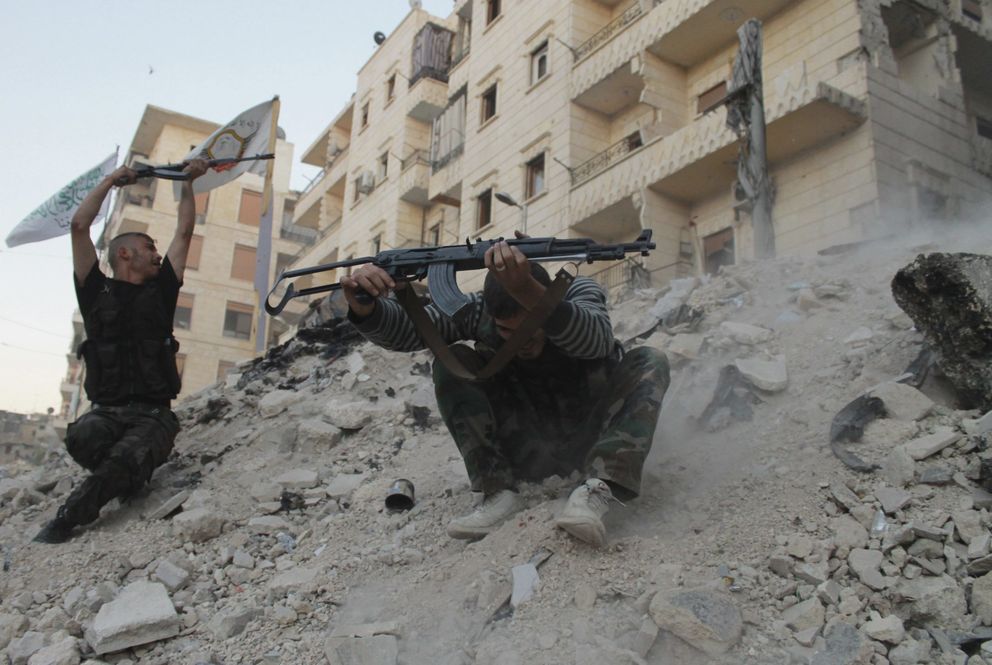 Rebeldes del ELS combaten con fuerzas de Al Asad en en el frente de Karm al-Jaba, Alepo (Reuters).